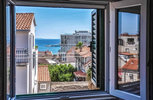 Split House | 4 bedroom beach front home in Split