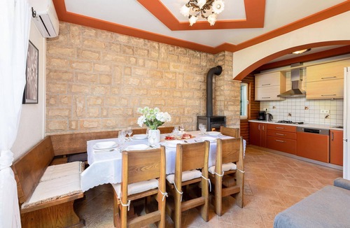 Vrlika House | 4 bedroom nice home in Maovice