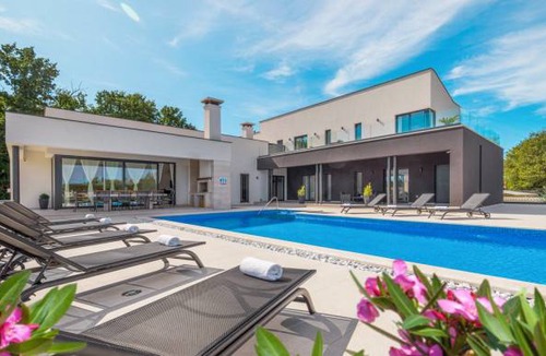 Kujici House | 5 bedroom accommodation in Kujici