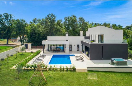 Kujici House | 5 bedroom accommodation in Kujici