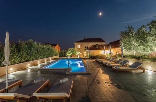 Kamen House | 5 bedroom accommodation in Split
