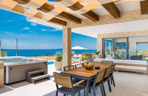 Novalja House | 5* Luxury Seaview Villa Plant 4 with pool by Interhome