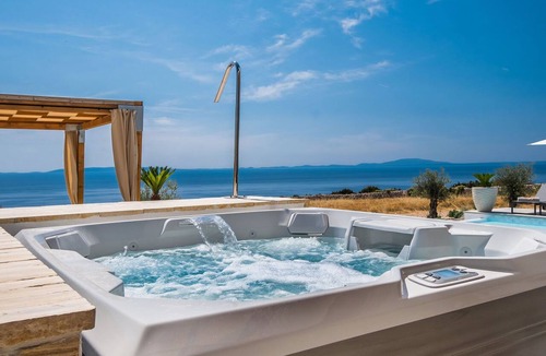 Novalja House | 5* Luxury Seaview Villa Plant 3 with pool by Interhome