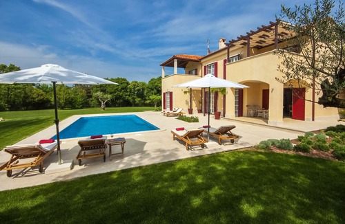 Butkovici Villa | 5*villa, wine cellar, 3000sqm plot, heated pool, 2 tennis courts, jaccuzzi