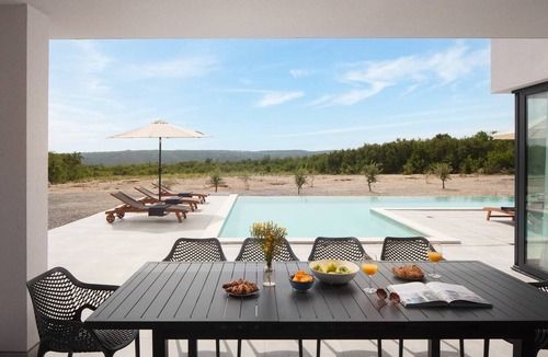 Brgod Villa | 5BR Modern Villa & Heated Pool & Ensuite Baths