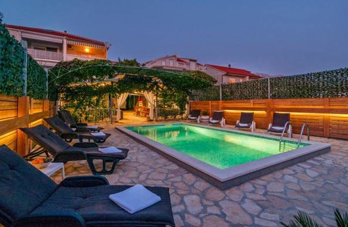Kamen House | 6 bedroom accommodation in Zrnovnica