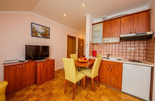 Kastel Luksic Apartment | A2 apt with big balcony, sea view, parking and outside fireplace