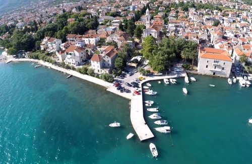 Kastel Luksic Apartment | A4 large 150 m2 apt with 4 bedrooms, big balcony,sea view and outside fireplace