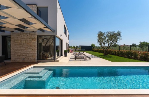 Visnjan House | Absolute dream villa with pool, sauna, jacuzzi, 6 bikes, table tennis, outdoor kitchen, barbecue fireplace