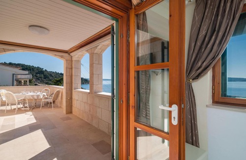 Okrug Donji Apartment | Amazing apartment in Okrug Donji