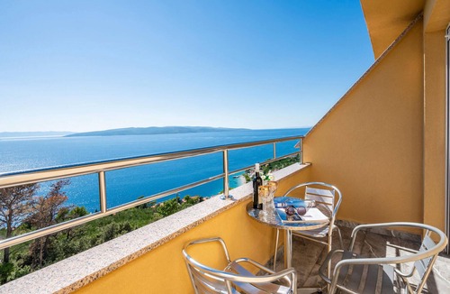 Bratus Apartment | Amazing apartment in Krvavica with WiFi