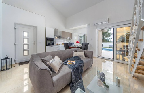 Bilice House | Amazing home in Bilice with private swimming pool, can be inside or outside