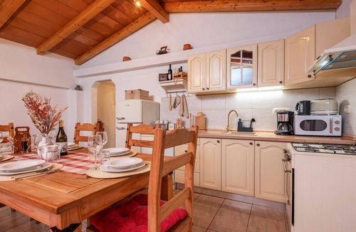 Jadreski House | Amazing home in Jadreski with private swimming pool, can be inside or outside