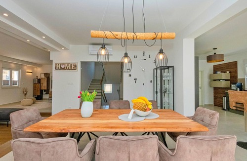 Trilj House | Amazing home in Kosute with sauna