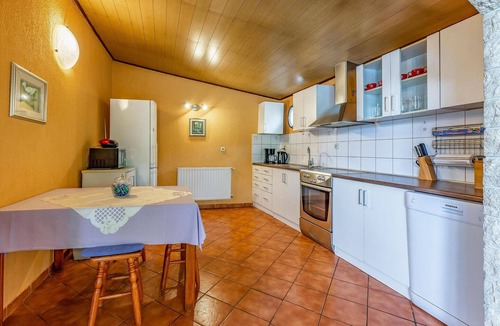 Sisan House | Amazing home in Liznjan with kitchen