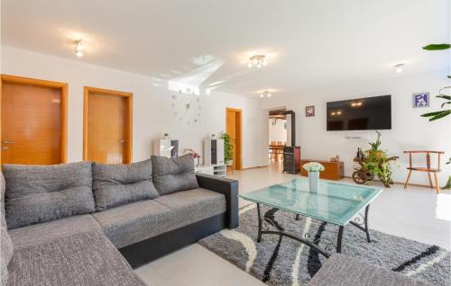 Lokvicici House | Amazing Home In Lokvicici