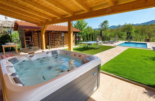 Lovinac House | Amazing home in Lovinac with sauna