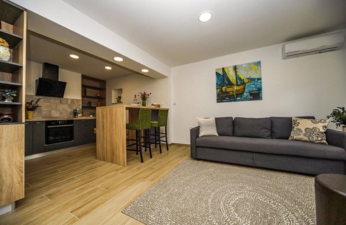 Lipa House | Amazing home in Sapjane