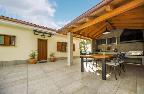 Lipa House | Amazing home in Sapjane