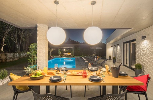 Zminj House | Amazing home in Sivati