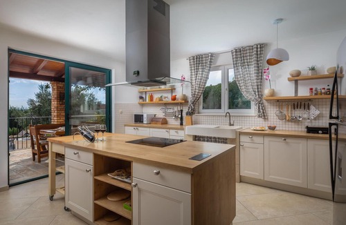 Zrnovnica House | Amazing home in Zrnovnica