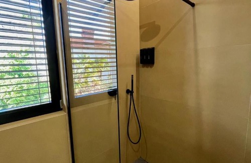 Sarsoni Apartment | Aparthotel Villa V with heated pool, parking and breakfast
