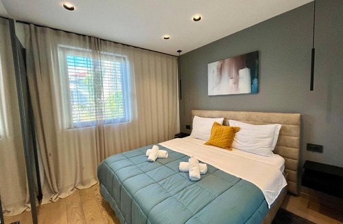 Sarsoni Apartment | Aparthotel Villa V with heated pool, parking and breakfast