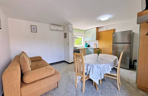 Soline Apartment | Apartment 250 m from sea, balcony, private parking, BBQ
