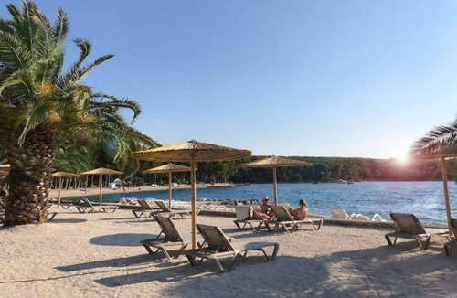 Supetar Apartment | Apartment directly by the sea with a private pool, sea view & garden