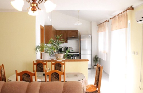 Pinezici Apartment | Apartment Fuma in Pinezići mit Privatem Balkon by Interhome