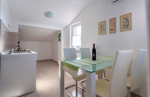 Sveti Vid-Miholjice Apartment | Apartment for 4 people with private parking and sea view