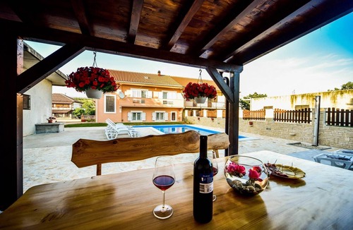 Posedarje Apartment | Apartment in Slivnica with Private Pool