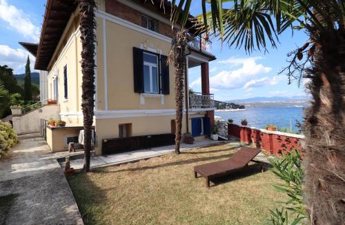 Icici Apartment | Apartment in villa Mery on the sea