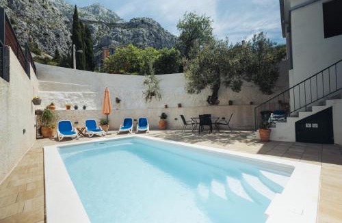 Makarska Apartment | Apartment Laura Makarska - Peaceful Retreat with Pool & Sea View