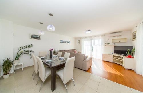 Celina Apartment | Apartment Luni
