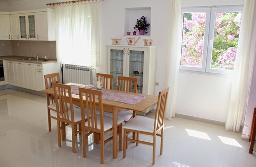 Cavtat Apartment | Apartment Siesta - Two-Bedroom Apartment with Balcony and Sea View