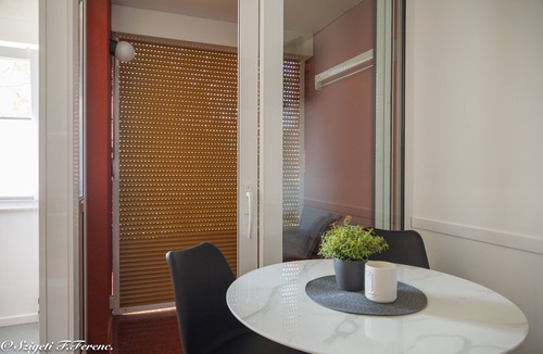 Sarsoni Apartment | Apartment Sleeps 4 With Free Parking