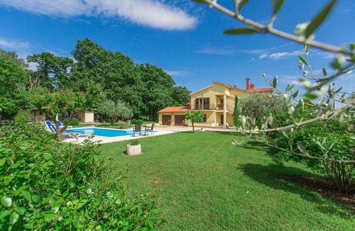 Susnjici Apartment | Apartment with pool, 2-4 persons, garden, air-conditioned, barbecue