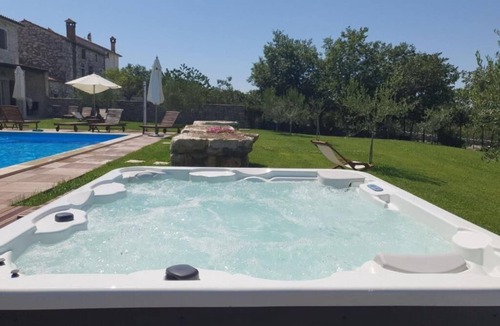 Veleniki Condo | Apartment with pool, 6 persons, 6 km from Poreč, near the restaurant Daniela.