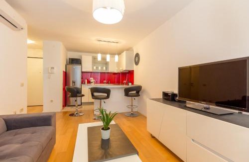Gruz Apartment | Apartment with private parking and sea view