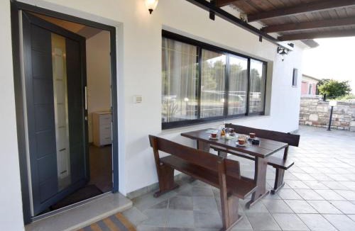 Crveni Vrh Apartment | Apartment Zweizimmerwohnung mit großer Terrasse in Grupija by Interhome