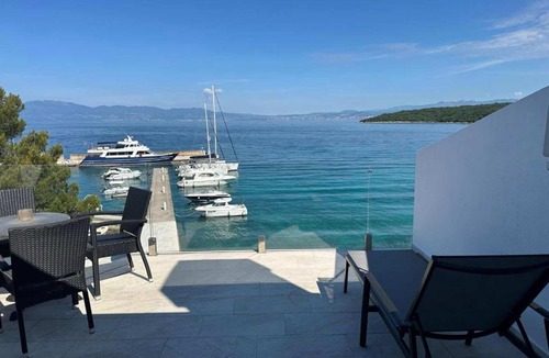 Njivice Apartment | Apartments Dundo