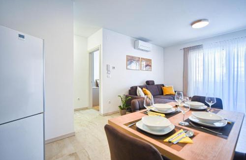 Gregovica Apartment | Apartments Lola & Bela - Free Parking & Balcony