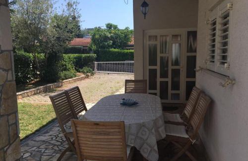 Njivice Apartment | Apartments Mladen