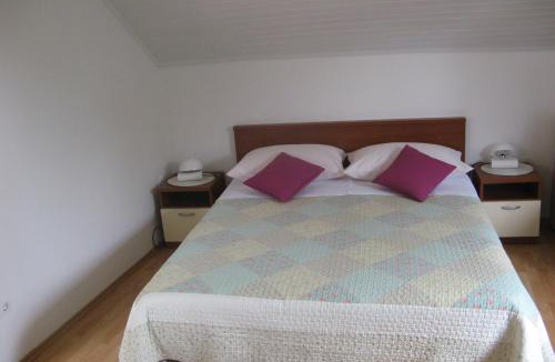 Cove Tri Zala (Zrnovo) House | Apartments & Room Nina