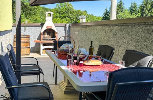 Ogulin Apartment | Awesome apartment in Hreljin Ogulinski with sauna