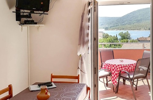 Cres Apartment | Awesome apartment in Cres with house sea view