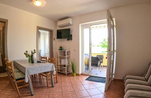 Lovrecica Apartment | Awesome apartment in Lovrecica with WiFi