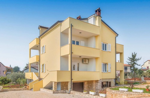 Lovrecica Apartment | Awesome apartment in Lovrecica with WiFi
