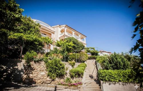 Lopar Apartment | Awesome Apartment In Lopar With House Sea View